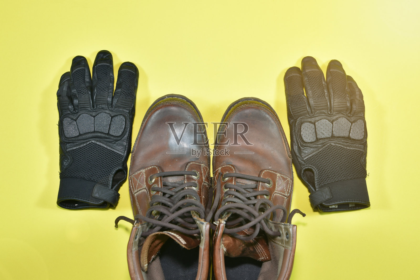 靴子和手套照片摄影图片