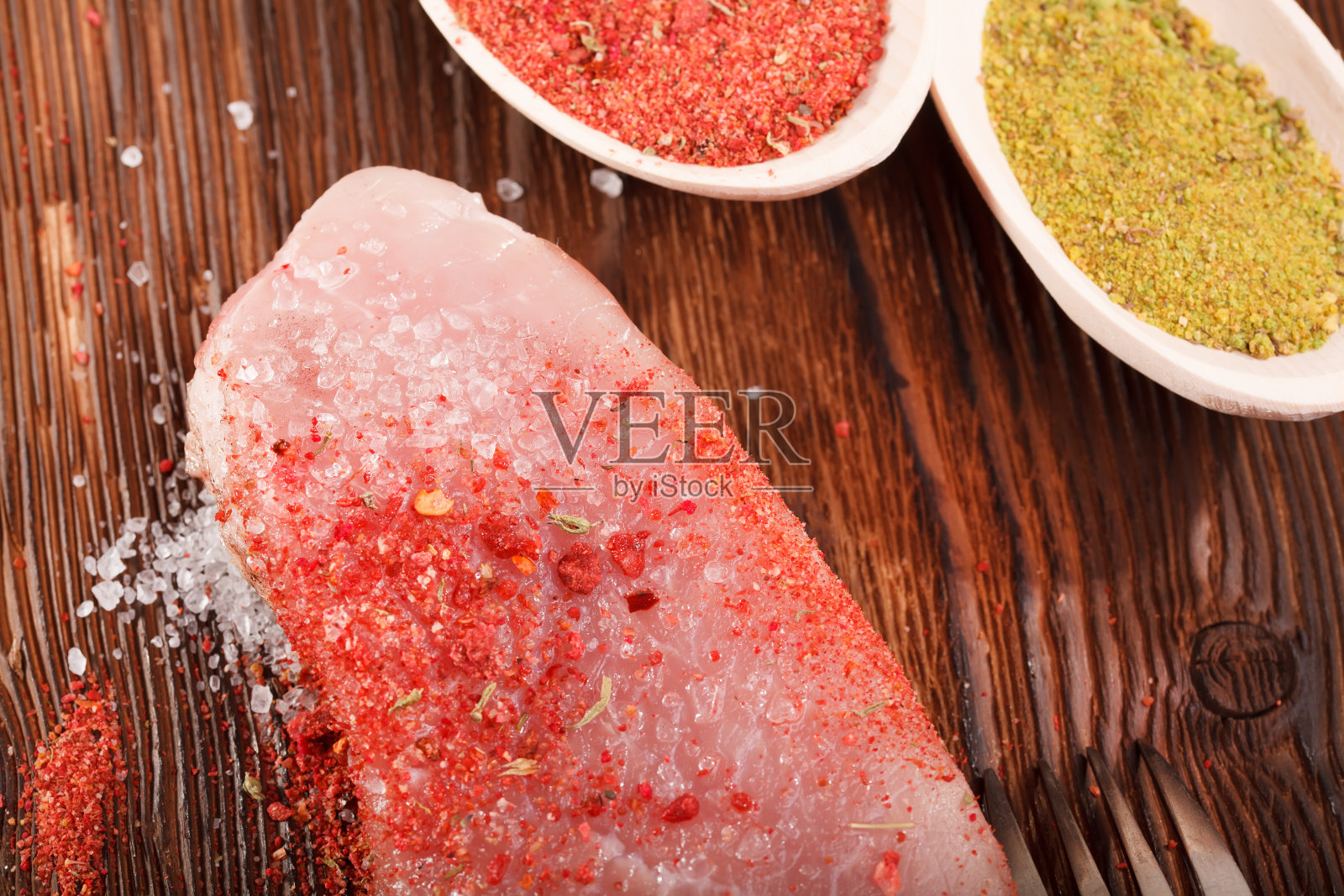 生多汁的肉排在深色的木制背景上照片摄影图片