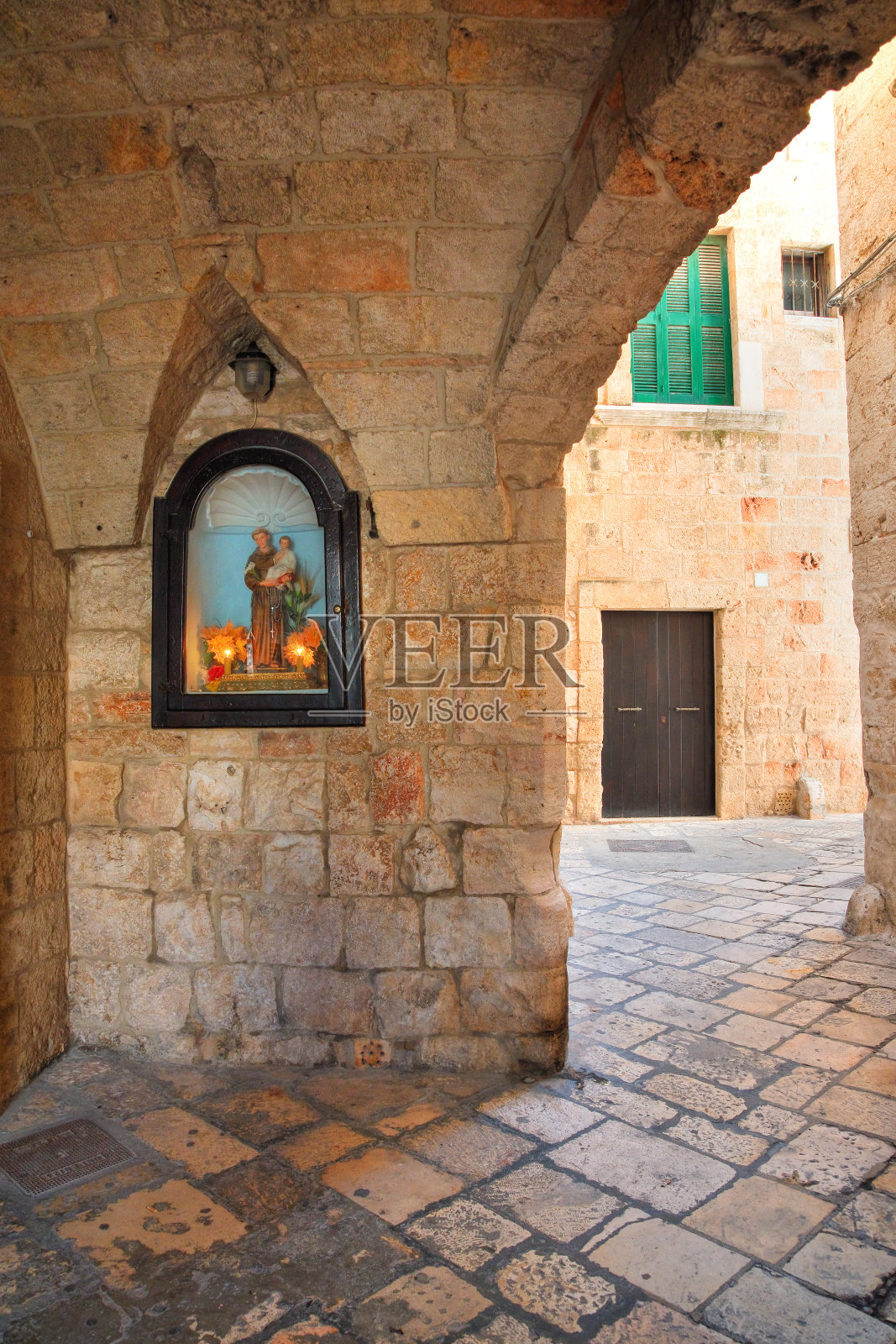 小巷。Polignano a母马。普利亚区。意大利。照片摄影图片