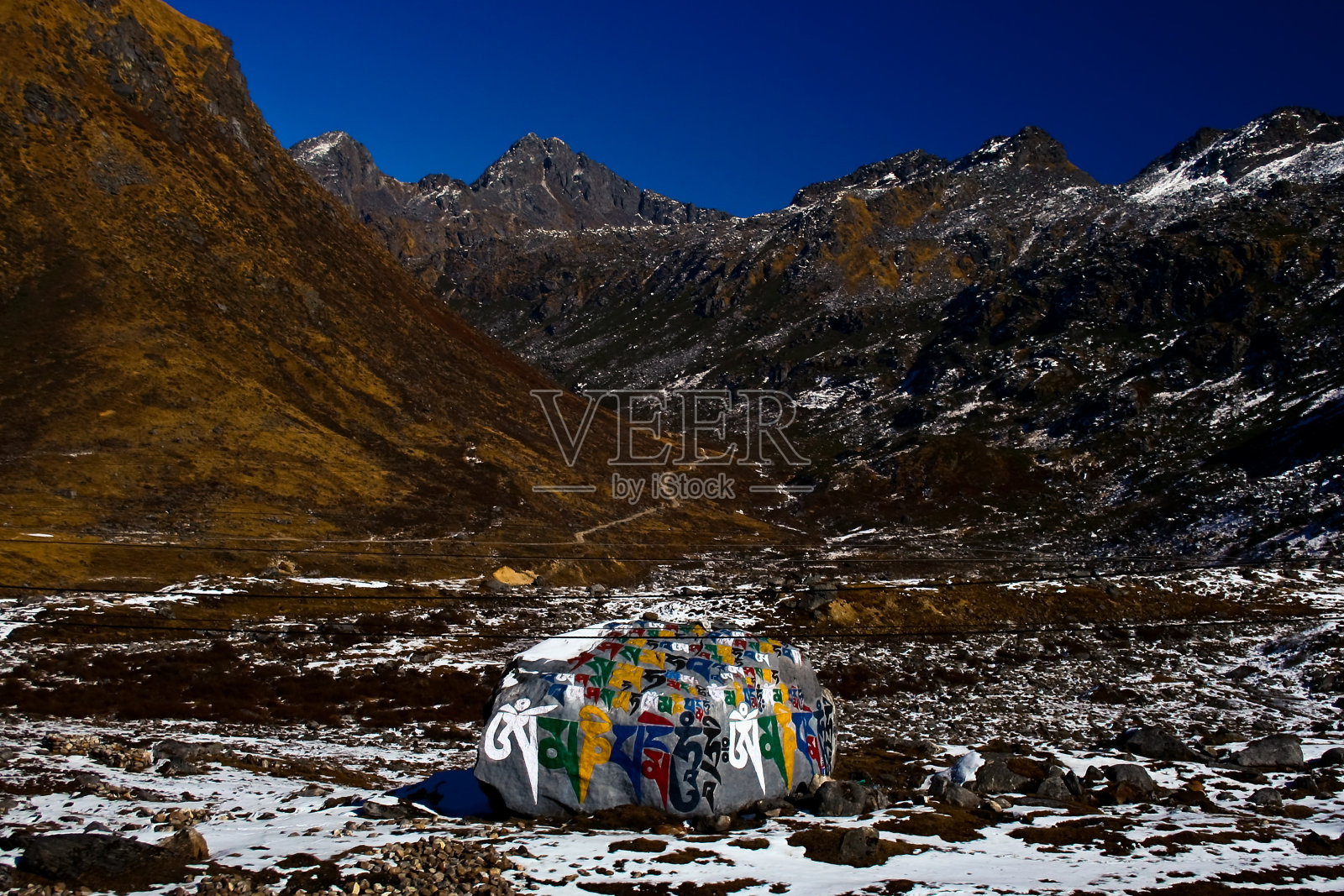 印度锡金和彩绘大石头照片摄影图片