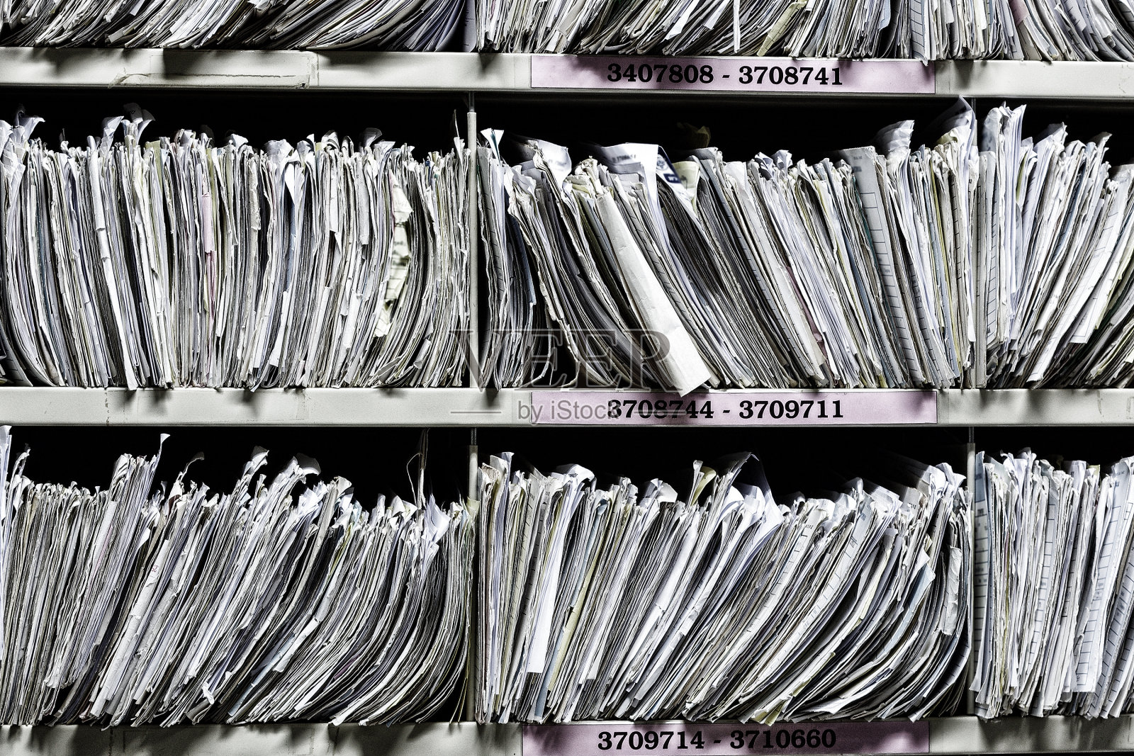 书架上的文件照片摄影图片