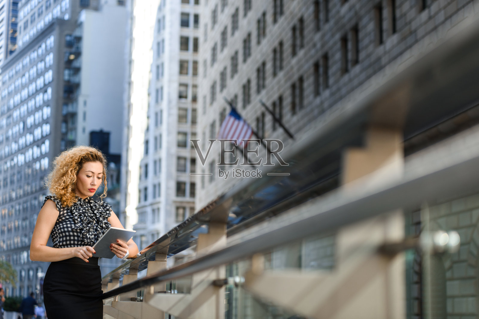 年轻的女商人在户外用平板电脑工作照片摄影图片