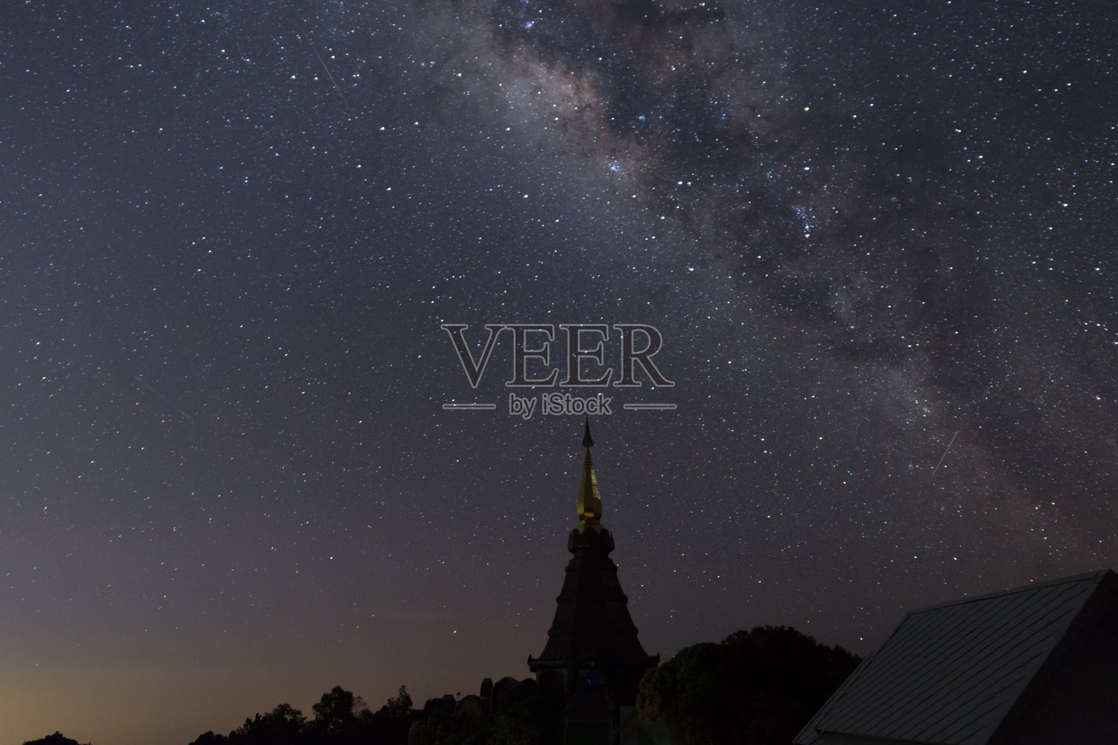 银河之上的地标宝塔在doi因他农国家公园在清迈，泰国，自然天文景观照片摄影图片