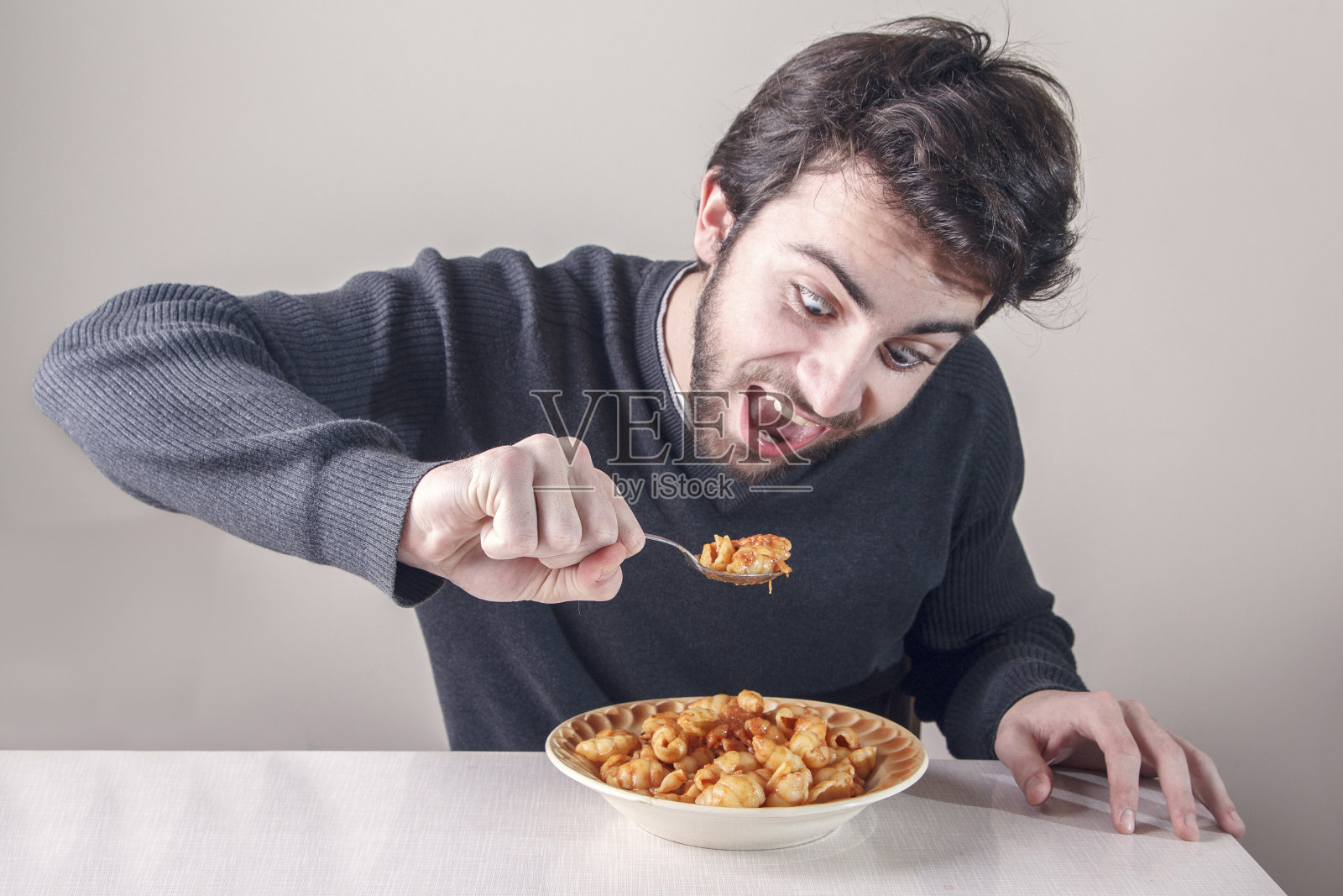 饥饿的人在吃东西照片摄影图片