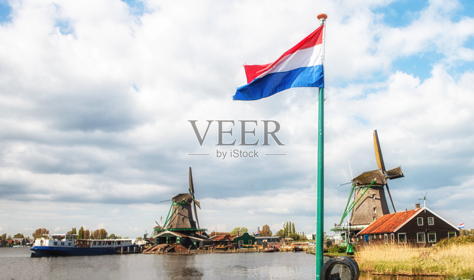 正宗的赞丹磨坊在赞斯塔德村的水道上照片摄影图片