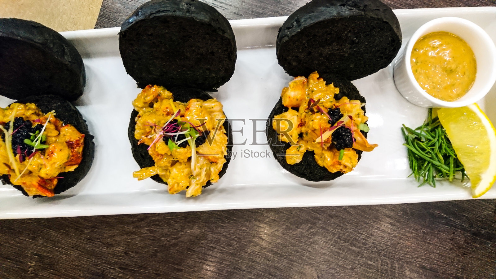 海鲜美食：面包上的龙虾切片照片摄影图片