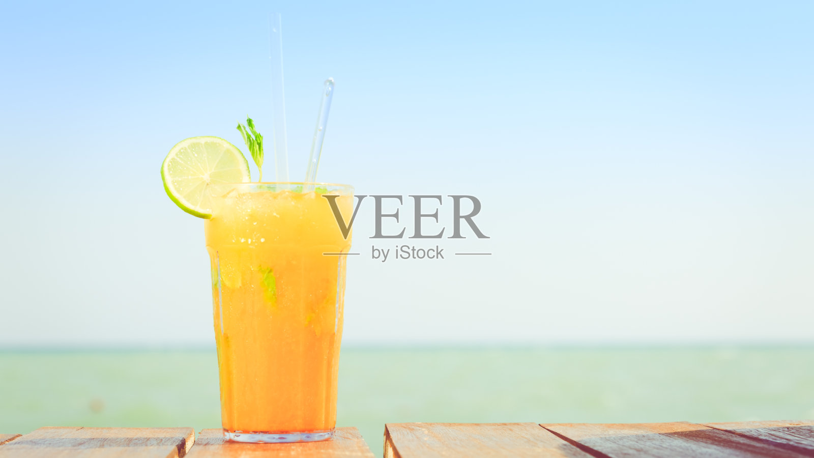 木码头上的芒果莫吉托。奢华热带度假概念。经典鸡尾酒照片摄影图片