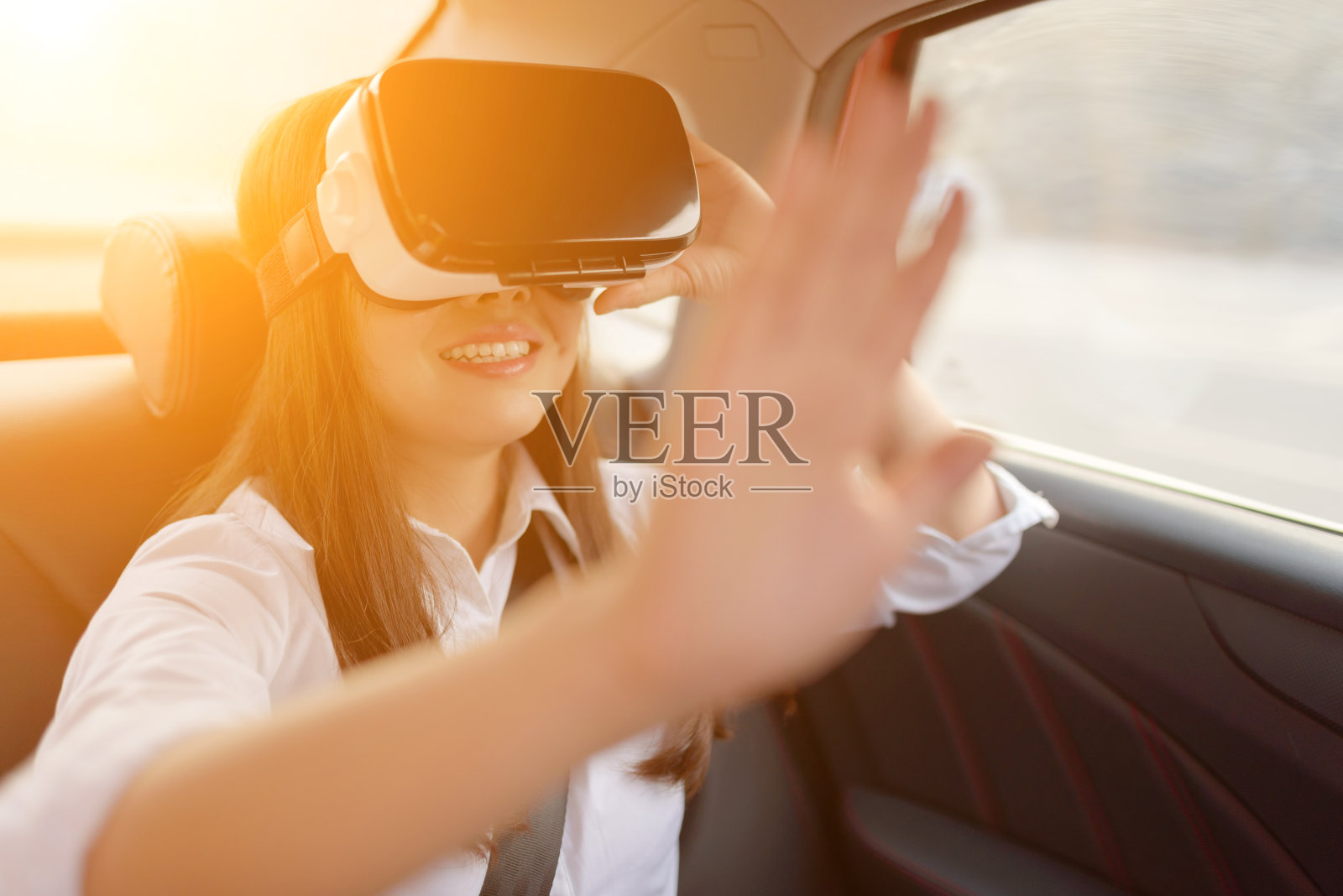 戴着虚拟现实智能眼镜的女人。照片摄影图片