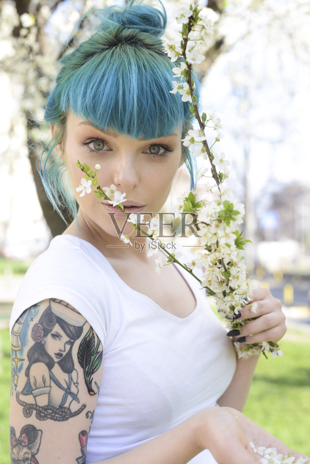 年轻女子用花纹身照片摄影图片