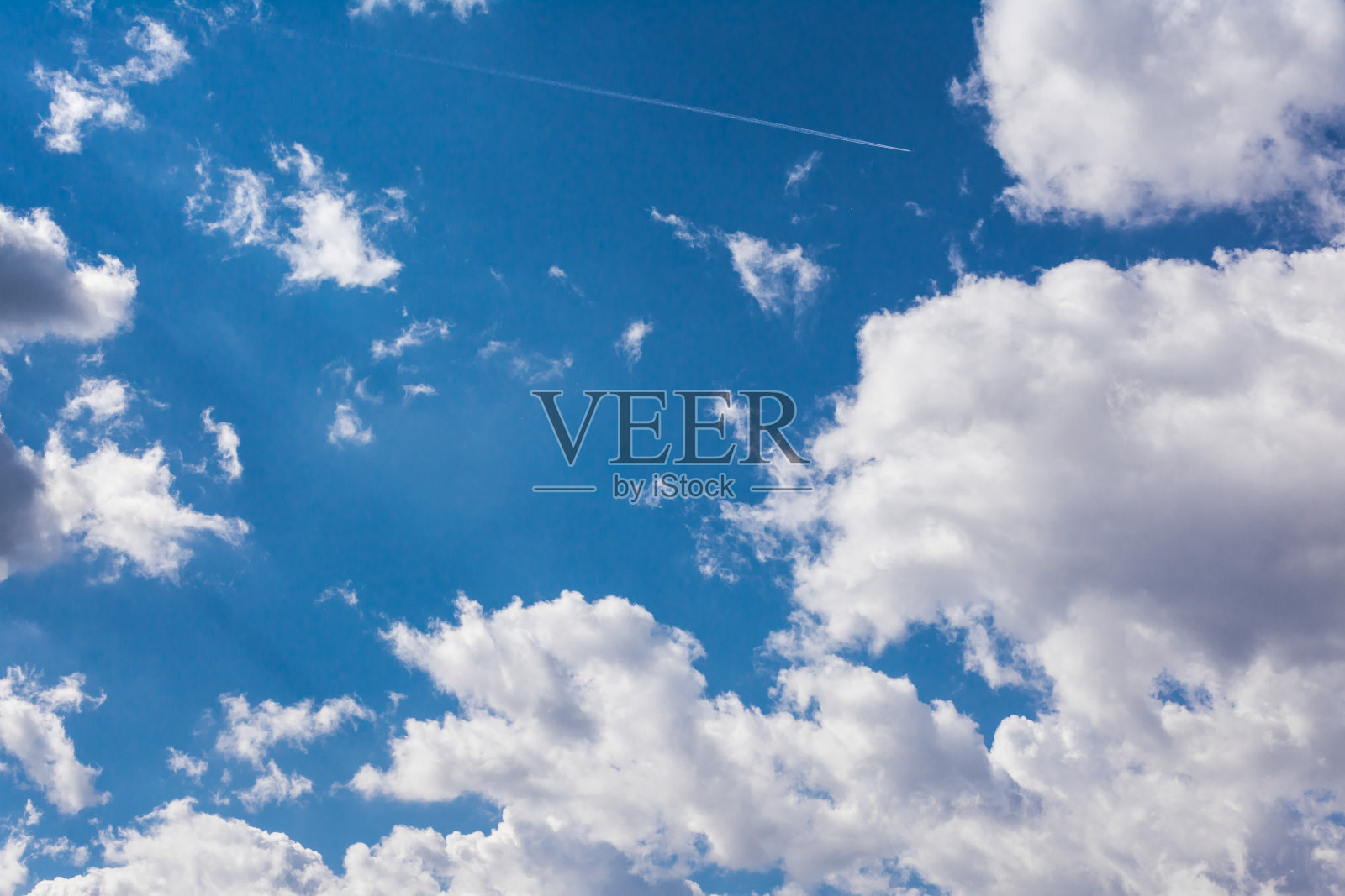 白云蓝天蓬松的太阳耀斑飞机踪迹晴朗的白天纹理背景照片摄影图片