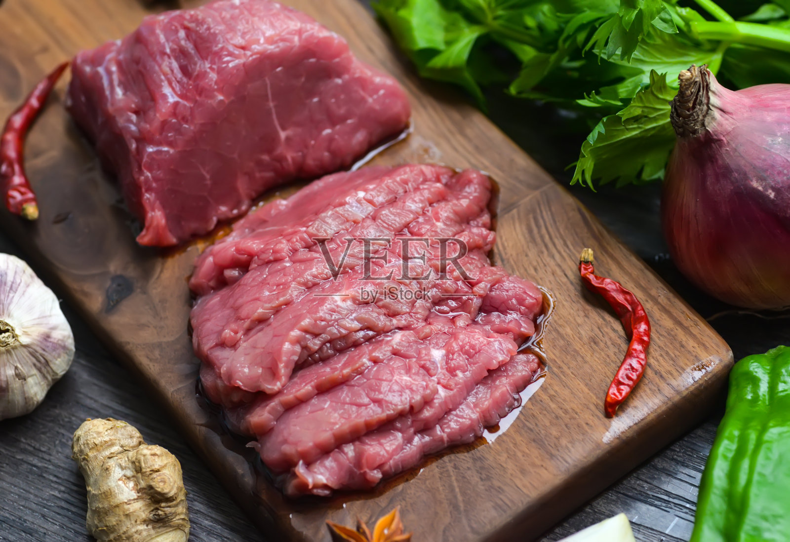 切菜板上的生牛肉照片摄影图片
