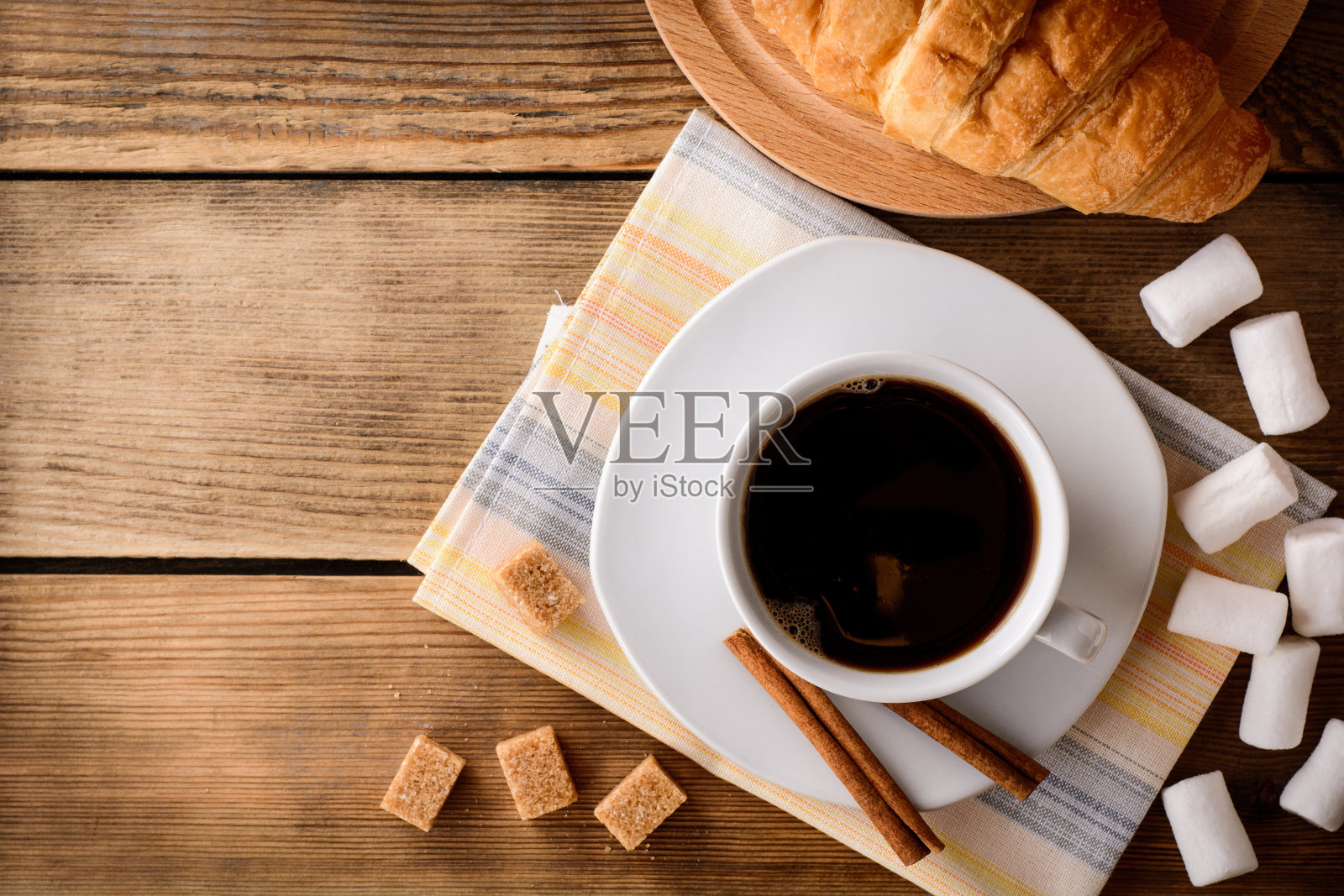 咖啡、棉花糖、肉桂棒和牛角面包照片摄影图片