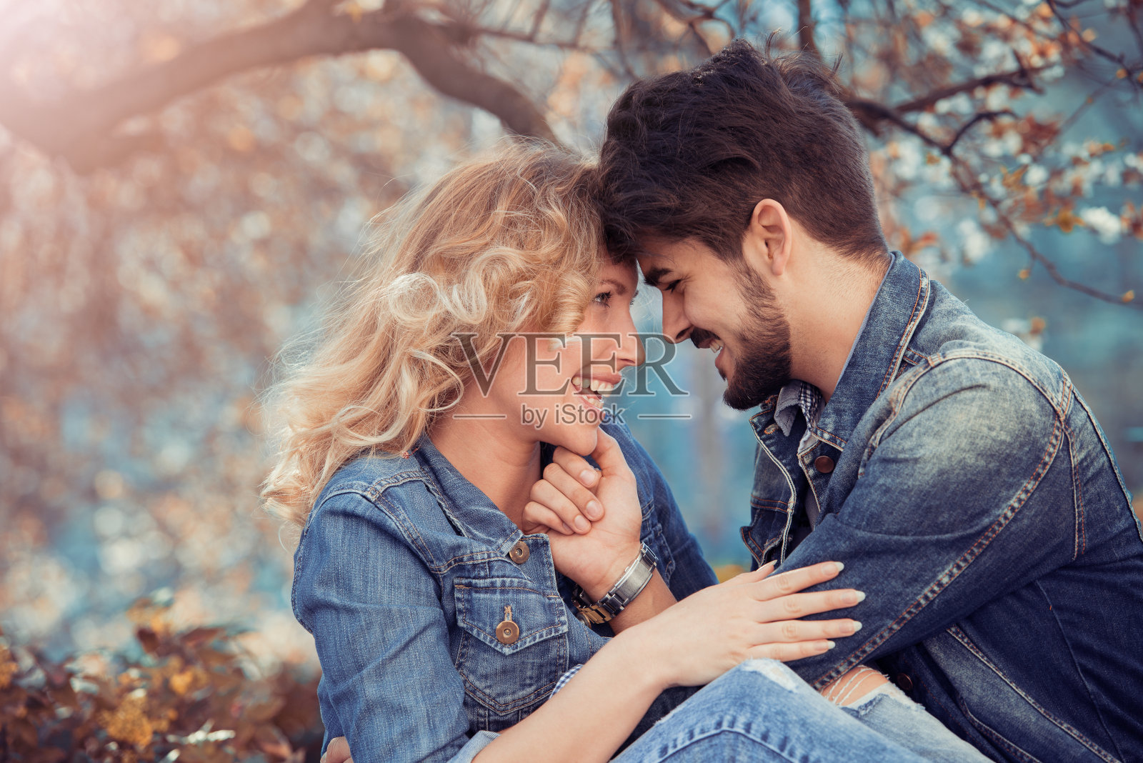 一对在户外相爱的年轻夫妇照片摄影图片