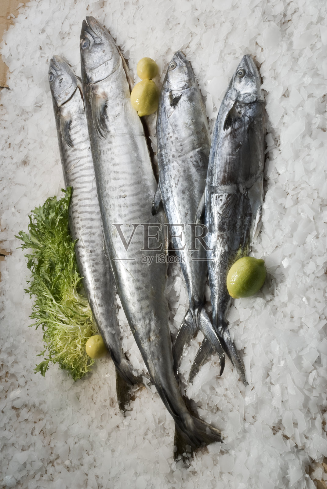 竹制圆盘混合新鲜鱼类和蔬菜照片摄影图片