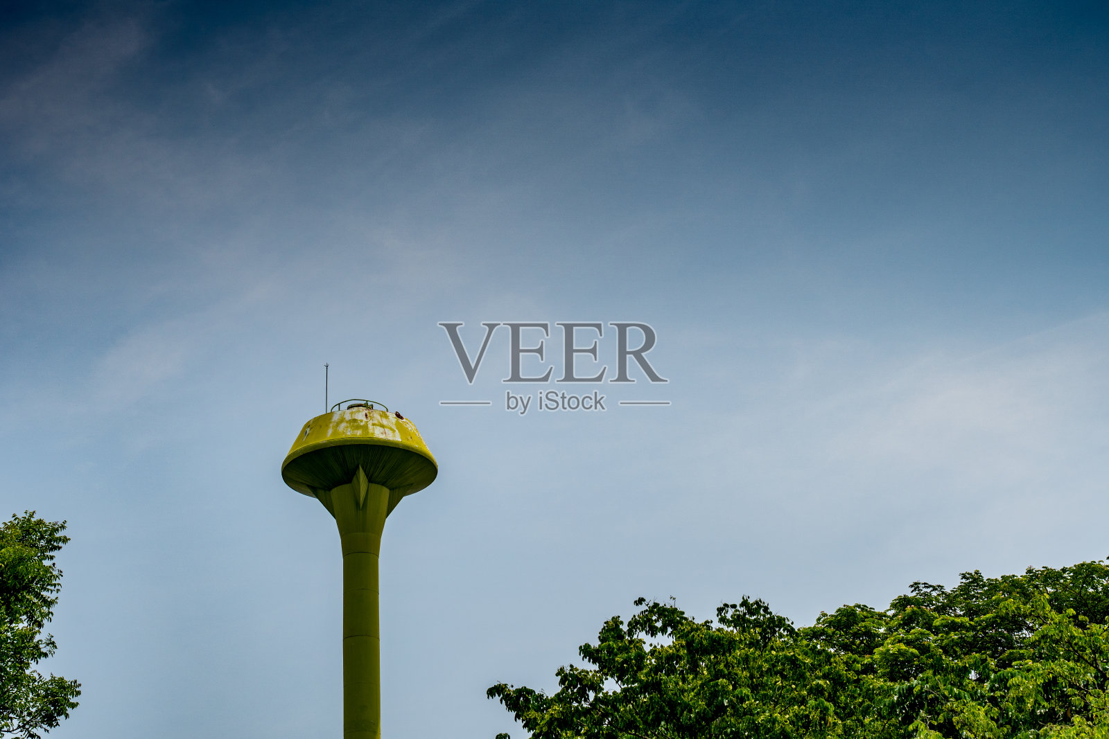 黄色水箱塔照片摄影图片