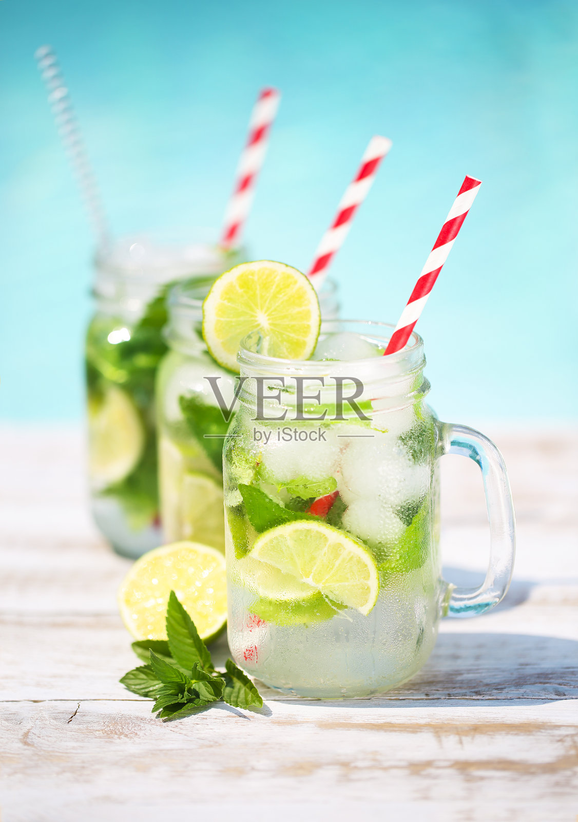 水池边的柠檬汁照片摄影图片