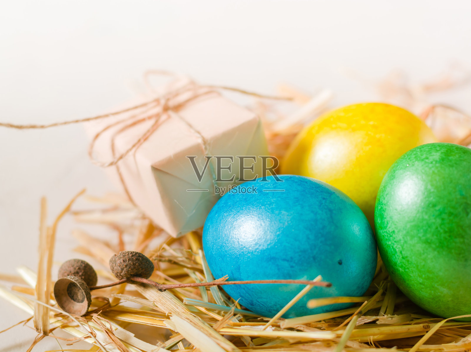 复活节背景用五颜六色的鸡蛋放在白色的石板上。照片摄影图片