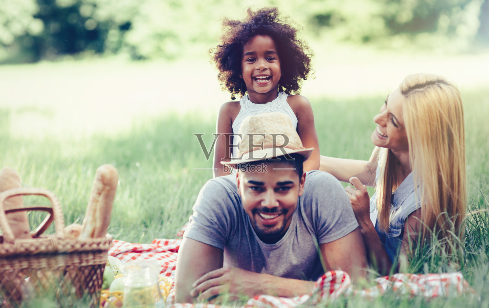 家人有乐趣和微笑，而在自然野餐照片摄影图片