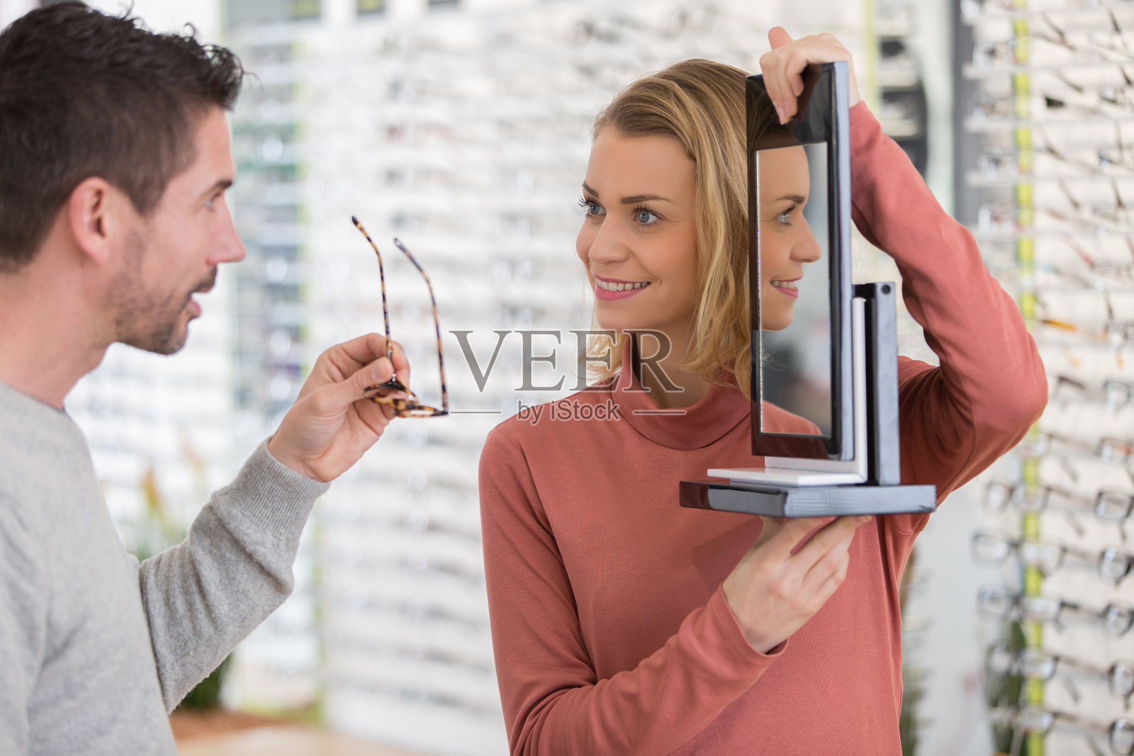 男人选择新的镜框照片摄影图片