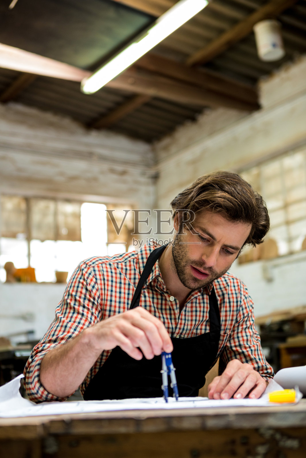 木匠在做他的手艺照片摄影图片