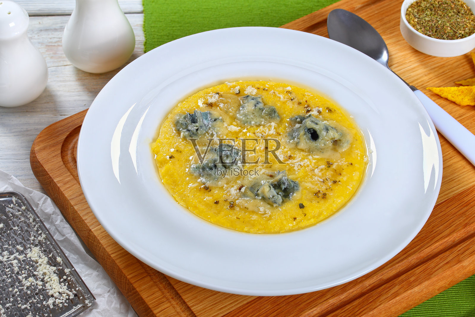 热的美味奶油戈尔根佐拉玉米粥，特写照片摄影图片