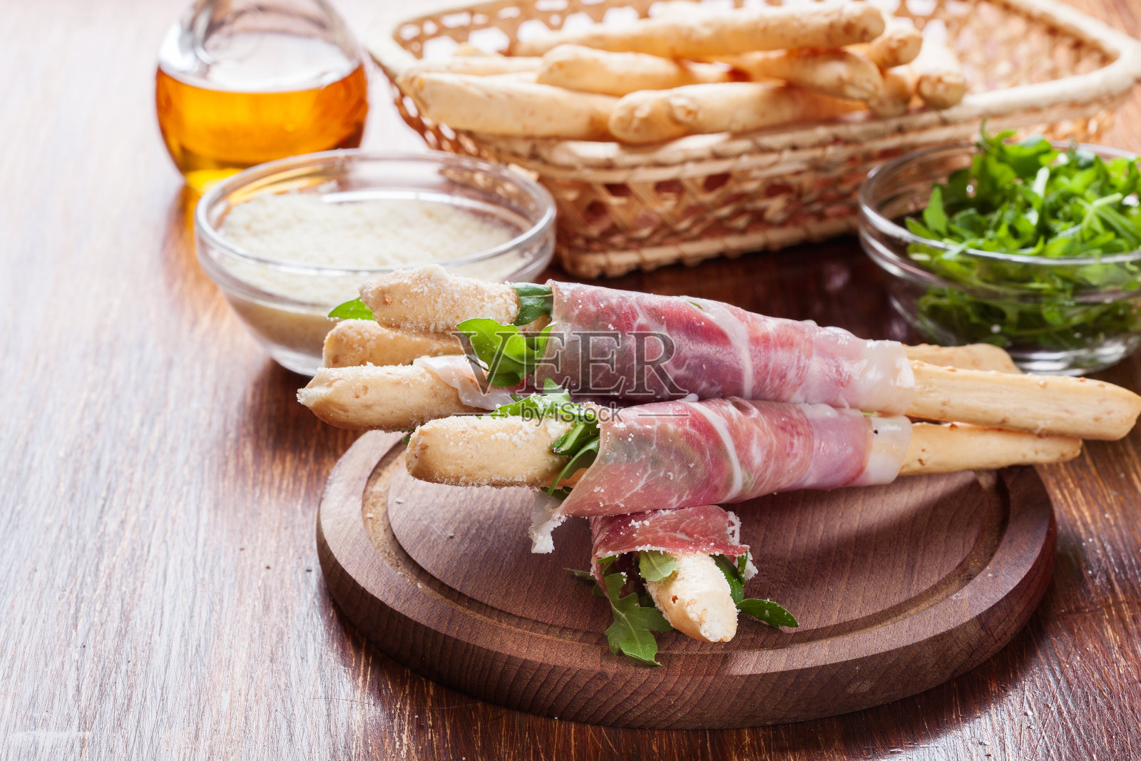 意大利grissini配火腿、意大利干酪和芝麻菜照片摄影图片