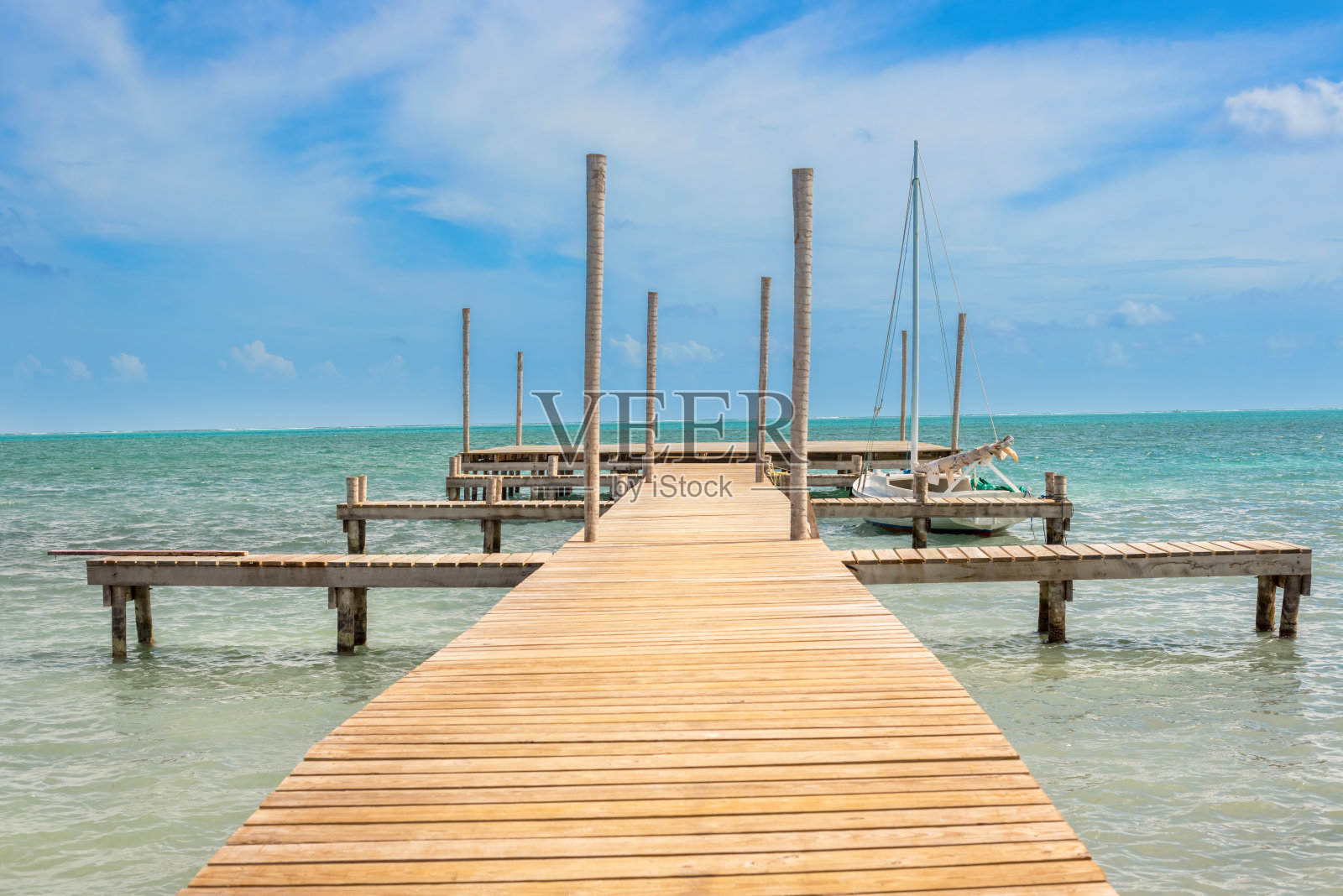 木制码头码头和伯利兹加勒比考克岛的海景。照片摄影图片