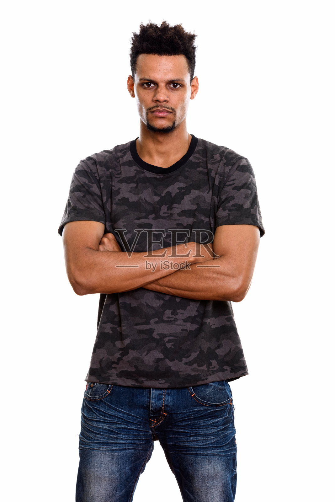 摄影棚拍摄的年轻非洲男子双臂交叉站在那里照片摄影图片
