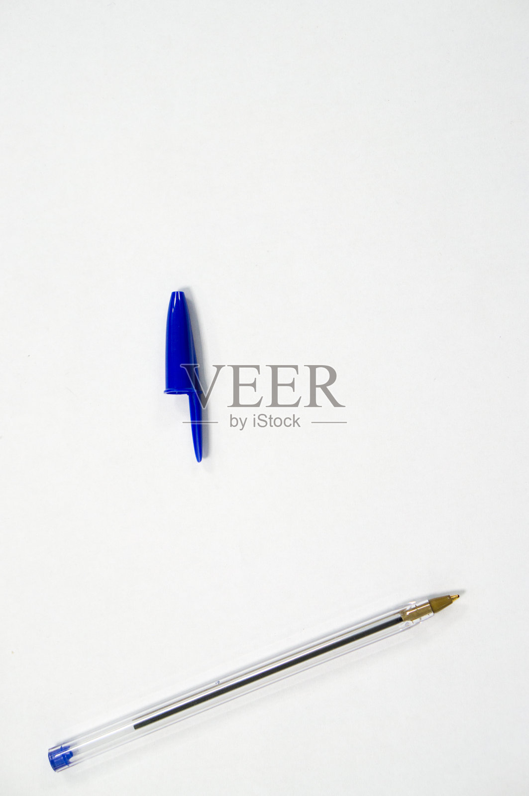 蓝色的笔，白色的背景照片摄影图片