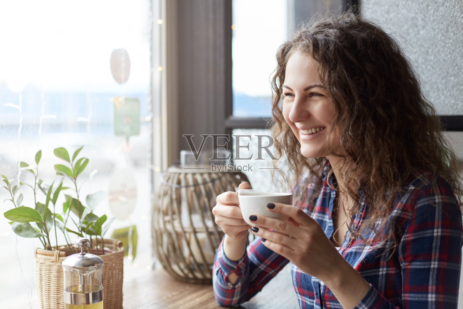年轻漂亮的女学生喝茶照片摄影图片