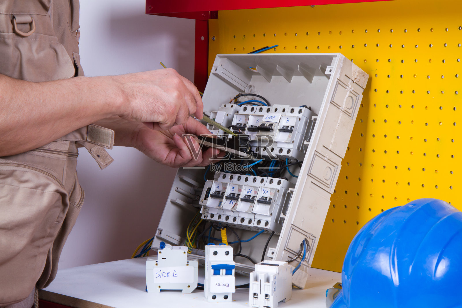 电工用不同的工具固定电气装置照片摄影图片