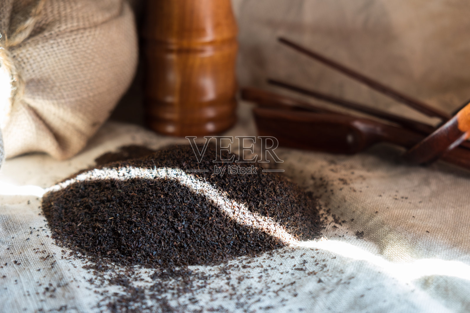 中国红茶粗麻布吸茶和竹茶具，在灰色亚麻桌布上。照片摄影图片