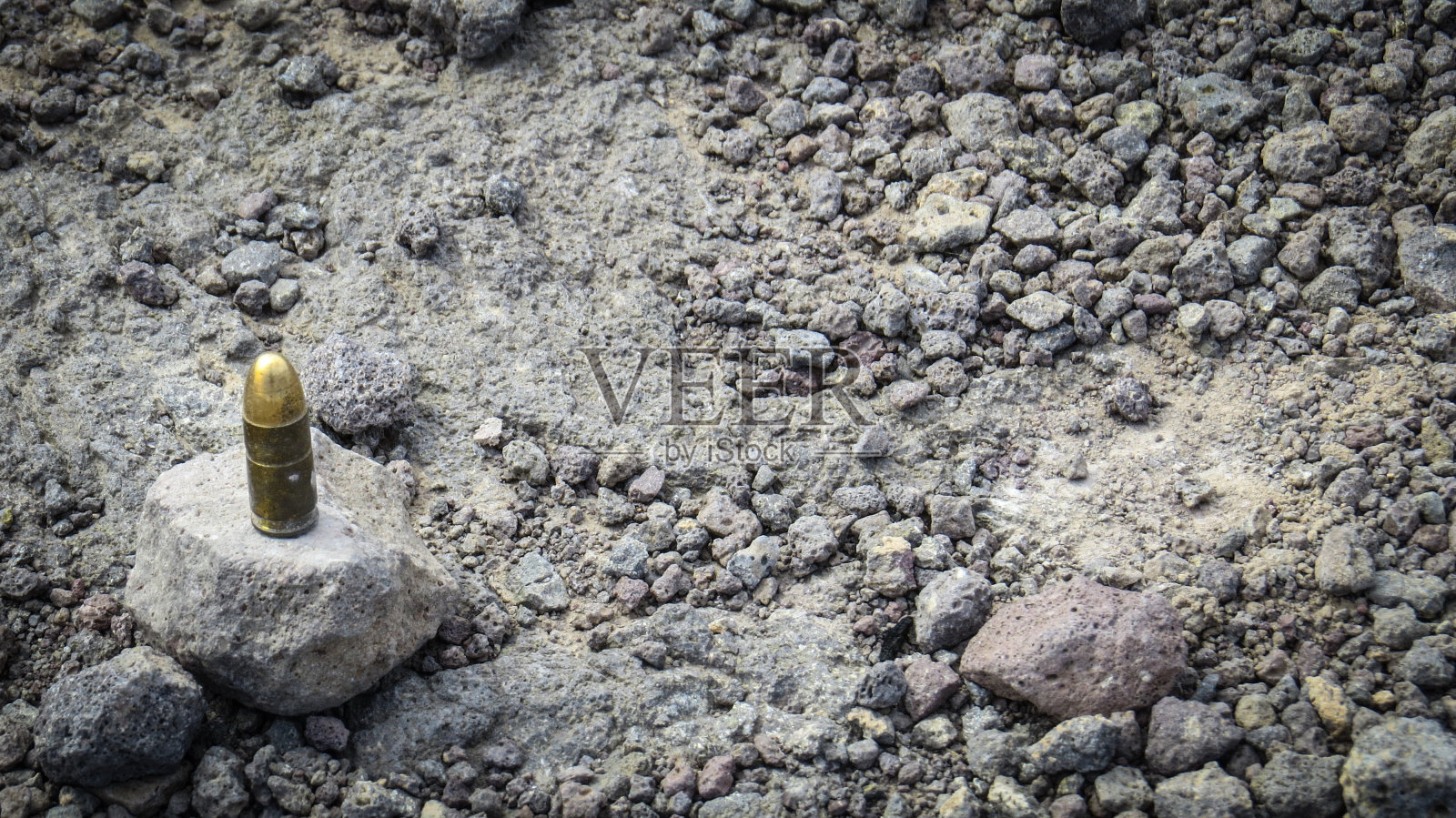 沙漠地面上的子弹照片摄影图片