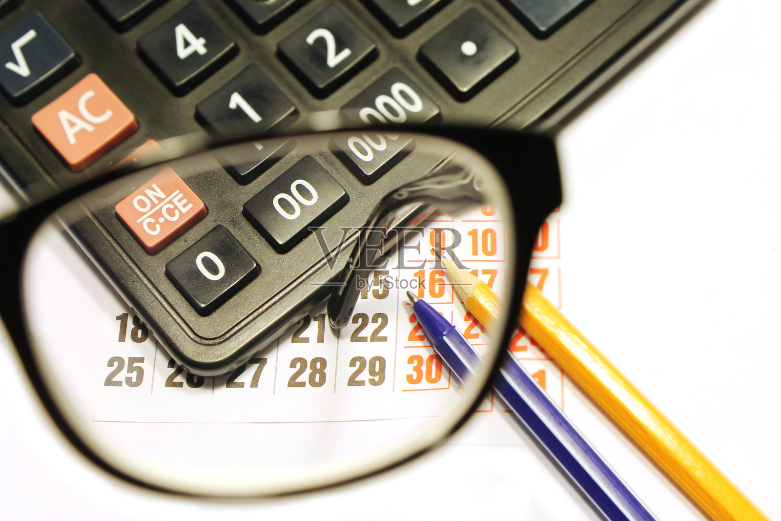 桌面透过目镜在白色的背景照片摄影图片