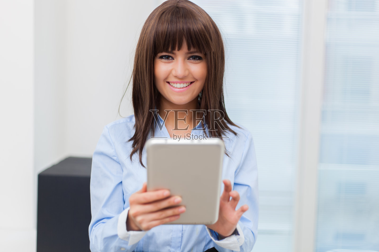 手持数码平板电脑的女商人照片摄影图片