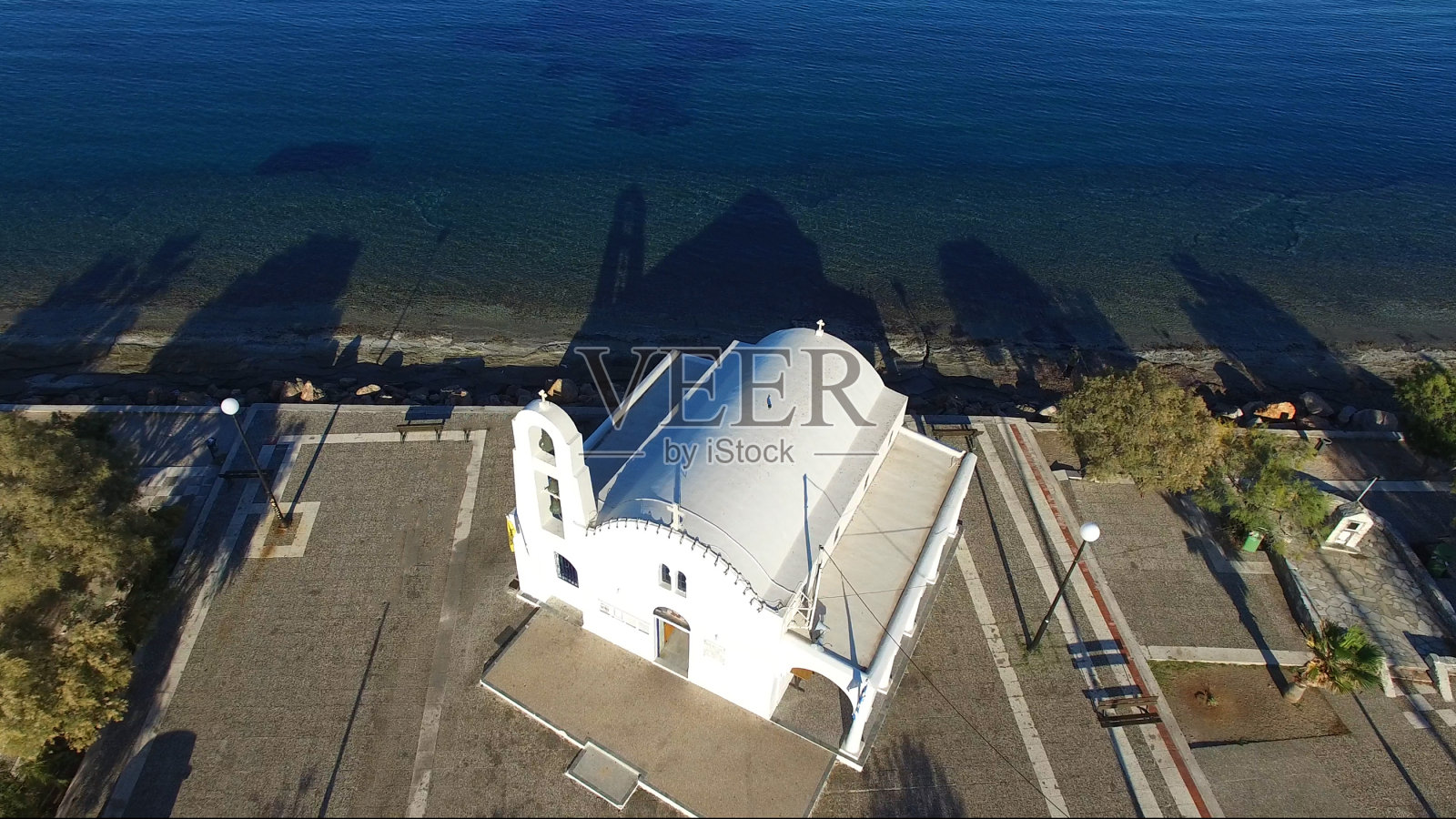 无人机拍摄的阿夫拉基地区的标志性海滩和绿松石色水域，波尔图拉夫提，Mesogeia，阿提卡，希腊照片摄影图片