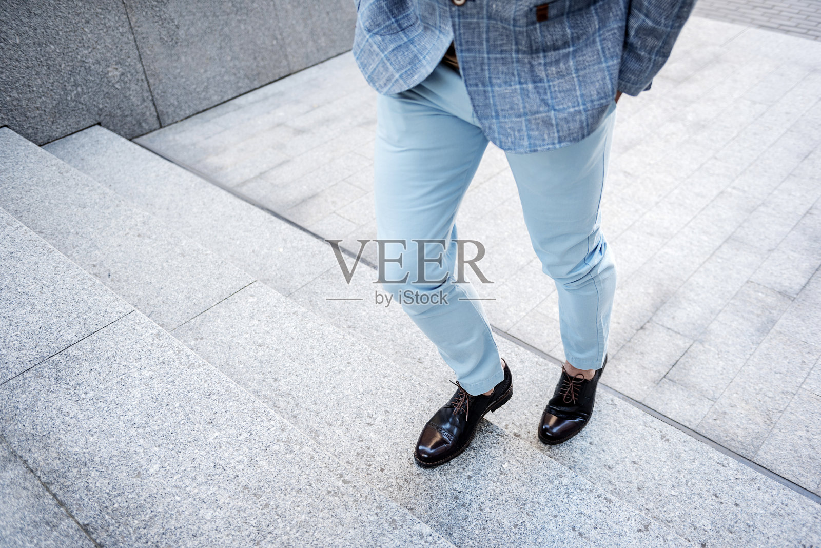 时尚男士克服梯子照片摄影图片