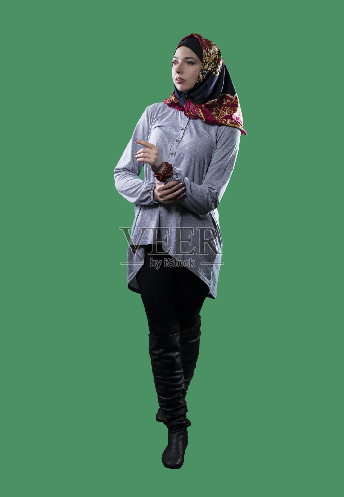 戴着头巾的时尚女性在绿幕前照片摄影图片