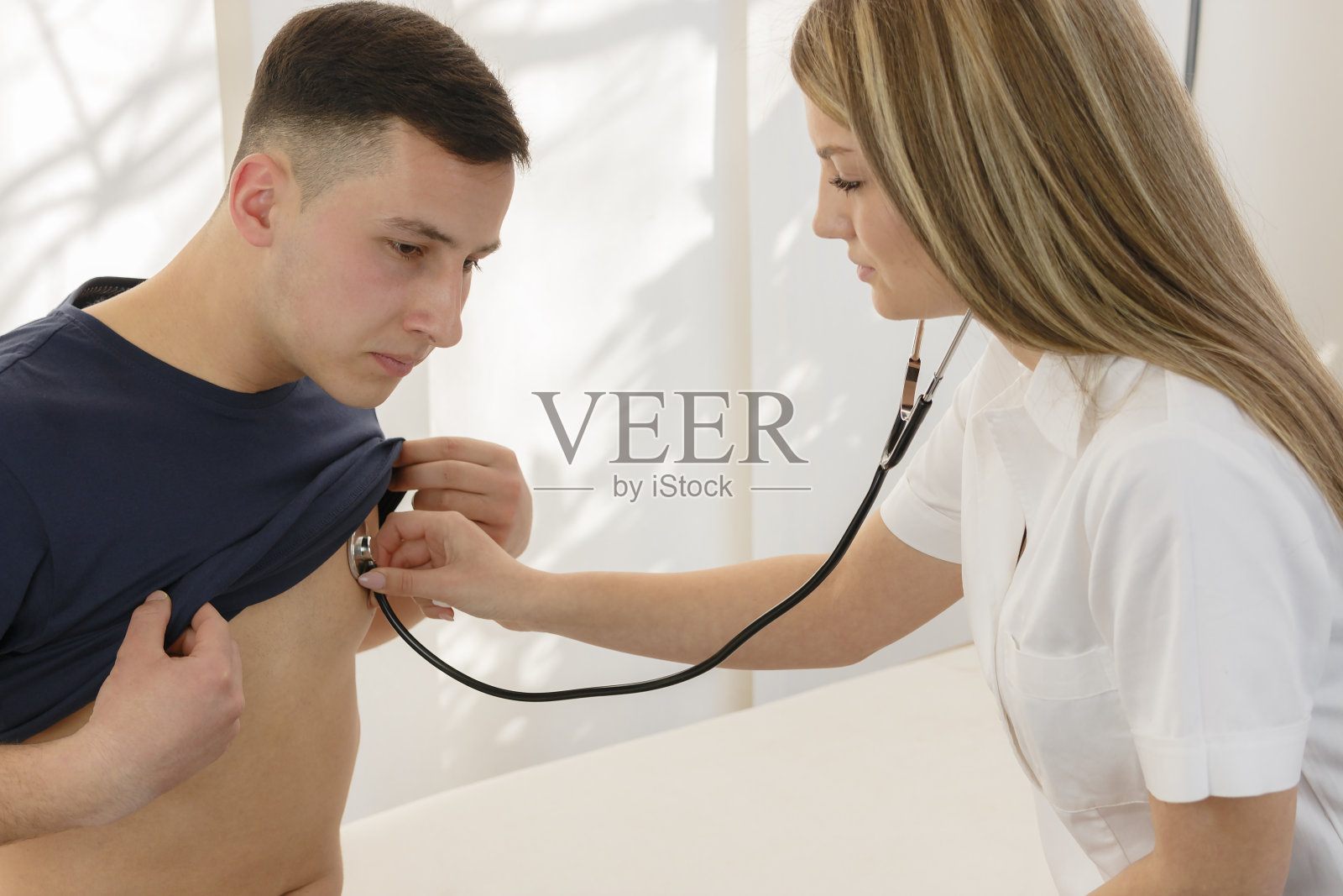 医生检查病人肺部照片摄影图片