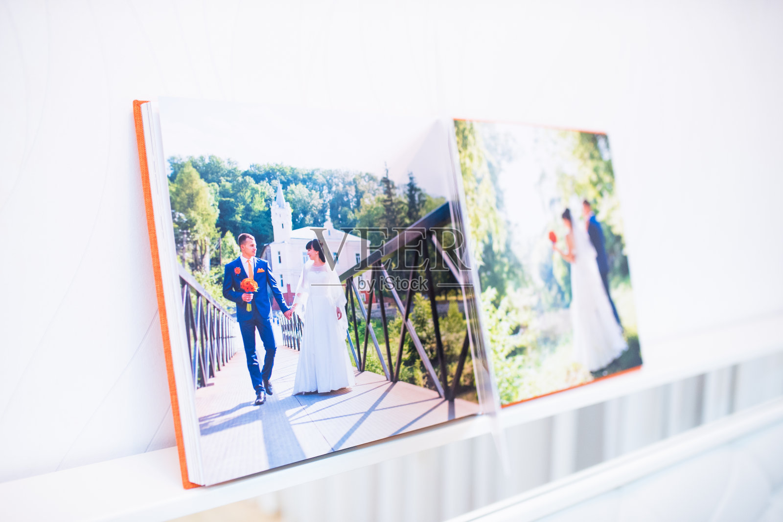 蓝色和橙色的纺织婚纱照和相册照片摄影图片