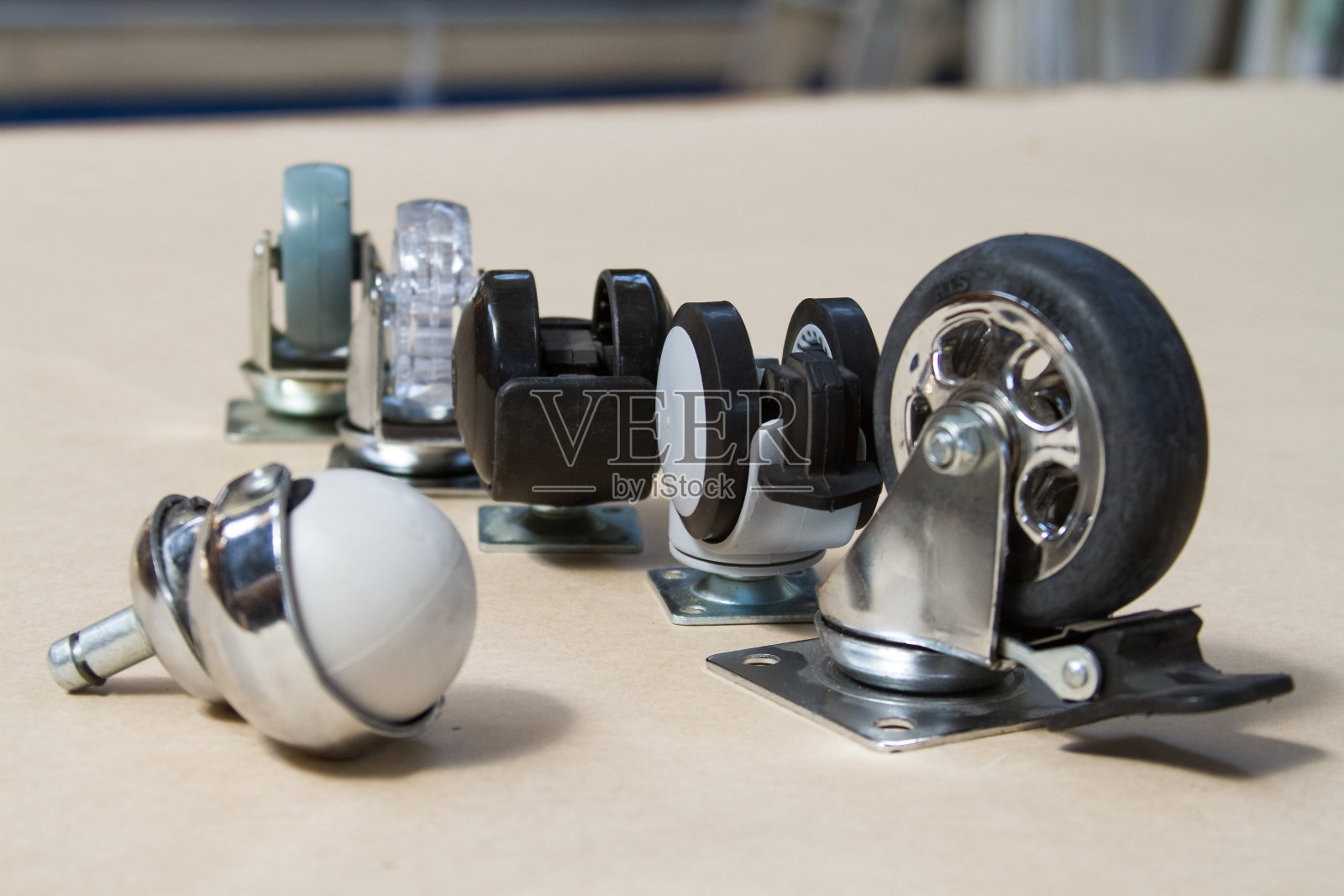 沙发和桌子的轮子。辊的家具。照片摄影图片