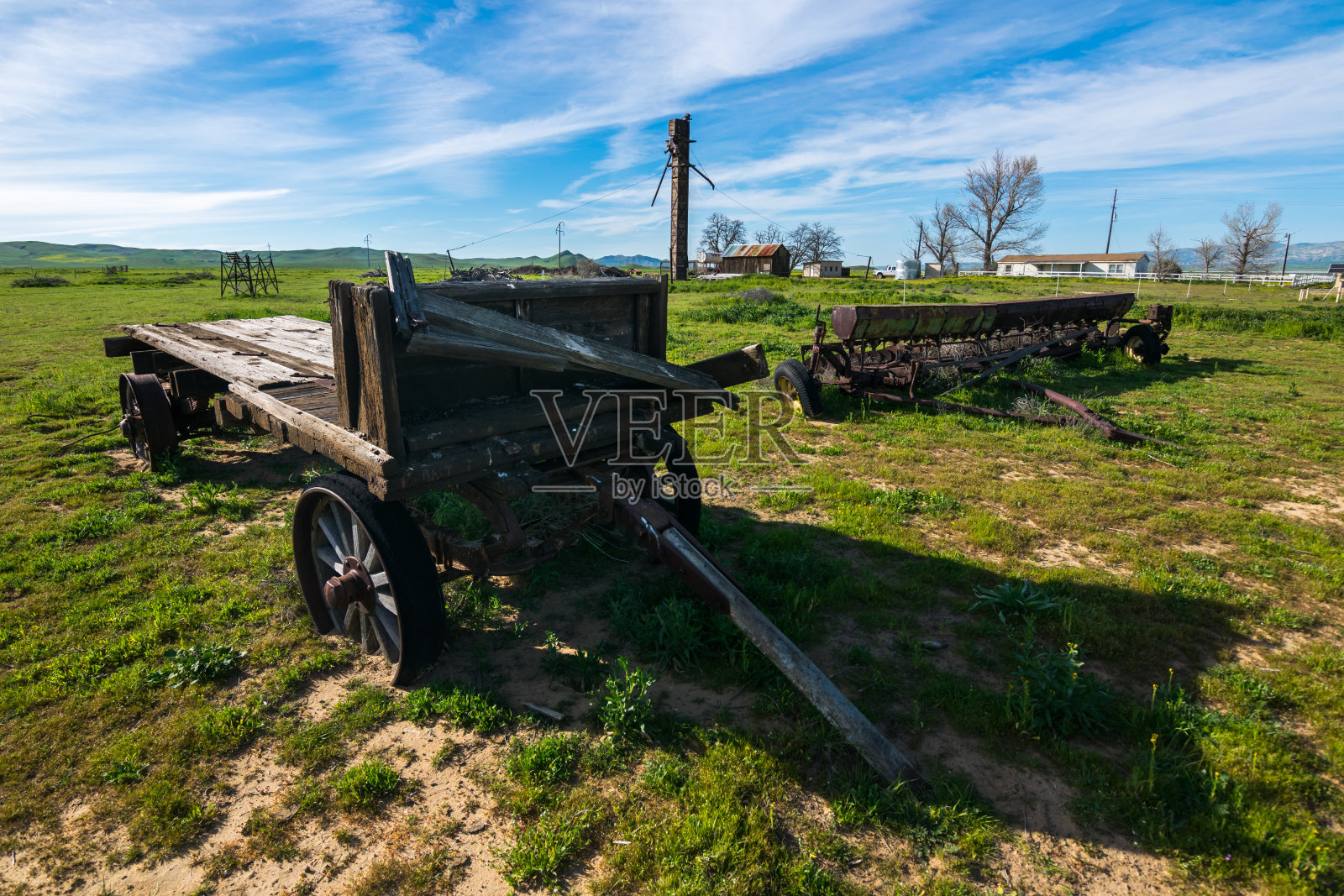 美国加利福尼亚州，卡里佐平原国家纪念碑，圣安德烈亚斯断层(太平洋板块和北美板块之间的边界)，古老的农业机械照片摄影图片