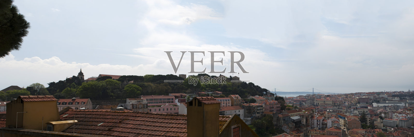 里斯本:里斯本的天际线，可以看到红色的屋顶，老城的宫殿和圣乔治城堡，它的墙和塔是在摩尔人占领期间建造的照片摄影图片