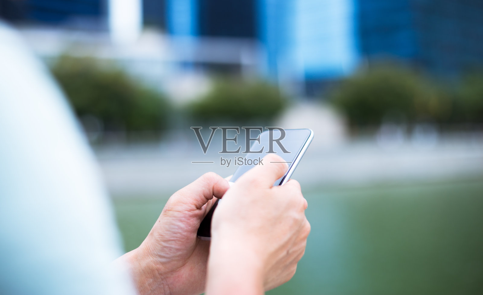 手持手机照片摄影图片