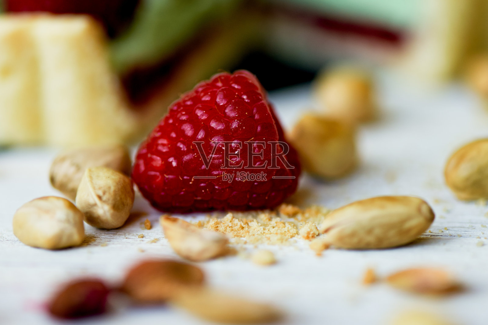 阿月浑子果馅饼。开心果挞配以白比利时巴里巧克力，配以一层覆盆子酥皮，酥脆的酥饼，褪色的奶油和多汁的覆盆子。迷你格式的经典组合照片摄影图片