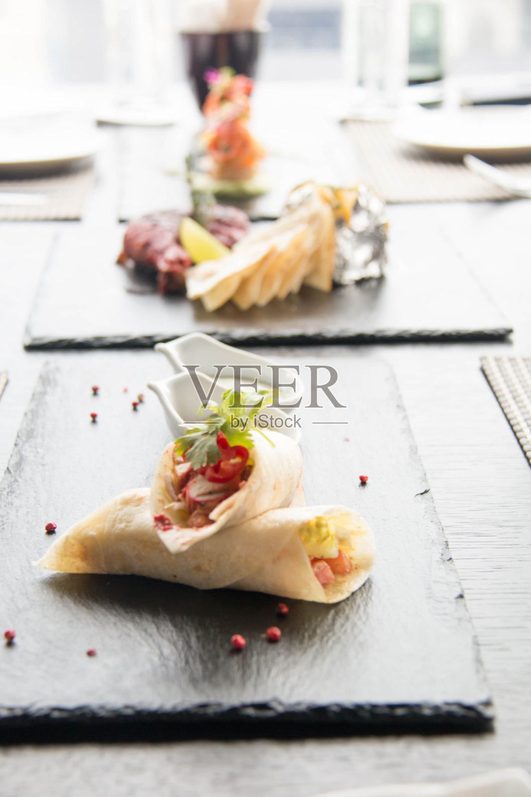 印度皮塔饼里塞满了鸡肉和辣椒照片摄影图片