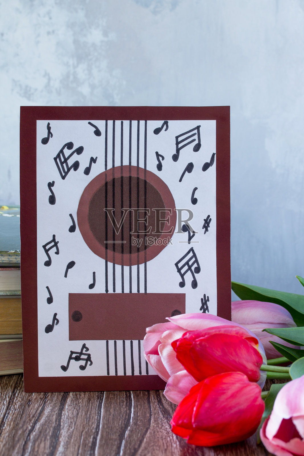 桌上放着生日明信片吉他。祝贺的音乐卡。儿童艺术项目，儿童工艺品。工艺为儿童。照片摄影图片