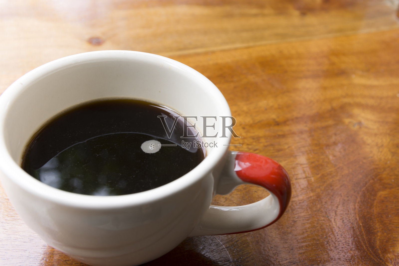 早上的咖啡放在木头上。照片摄影图片