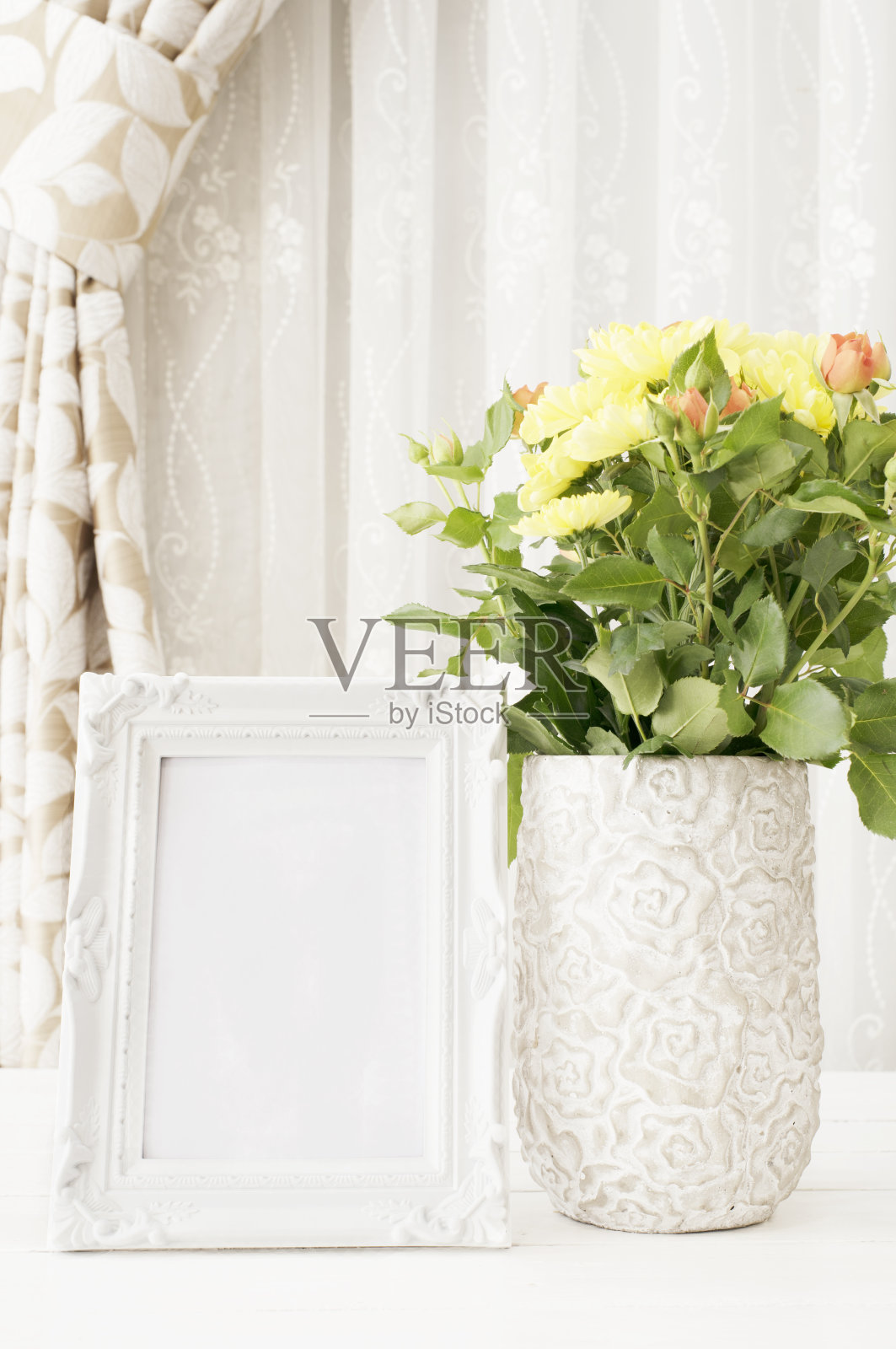 白色框架模型，数字模型，显示模型，海风格库存摄影模型，彩色桌面模型。带有橙色玫瑰和黄色菊花的乡村花瓶。白色背景，空白位置，拷贝空间。古董有色照片摄影图片