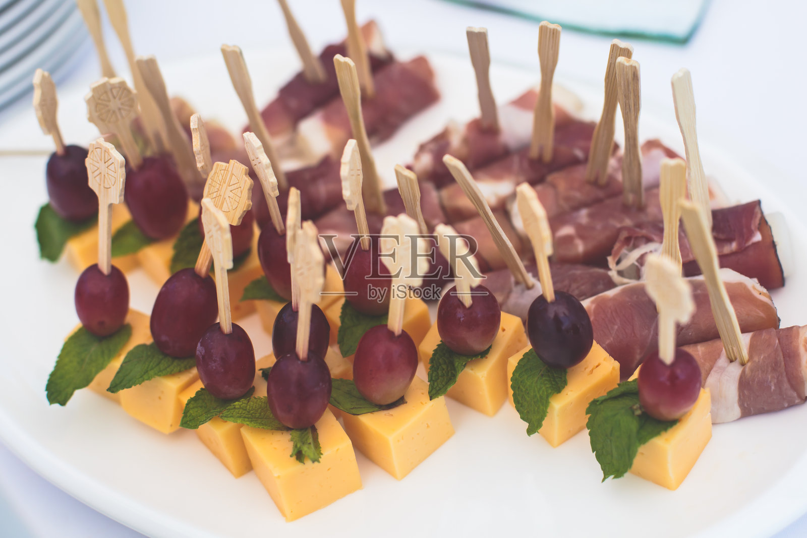 在公司的圣诞生日聚会或婚礼上，装饰精美的宴会桌配有不同的小吃和开胃菜照片摄影图片